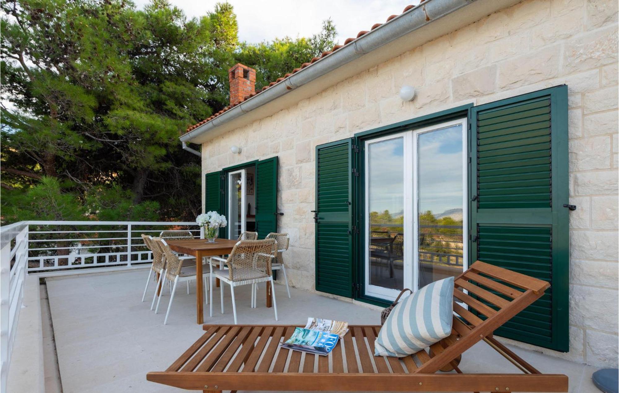 Cozy Home In Postira With Kitchen Exterior foto