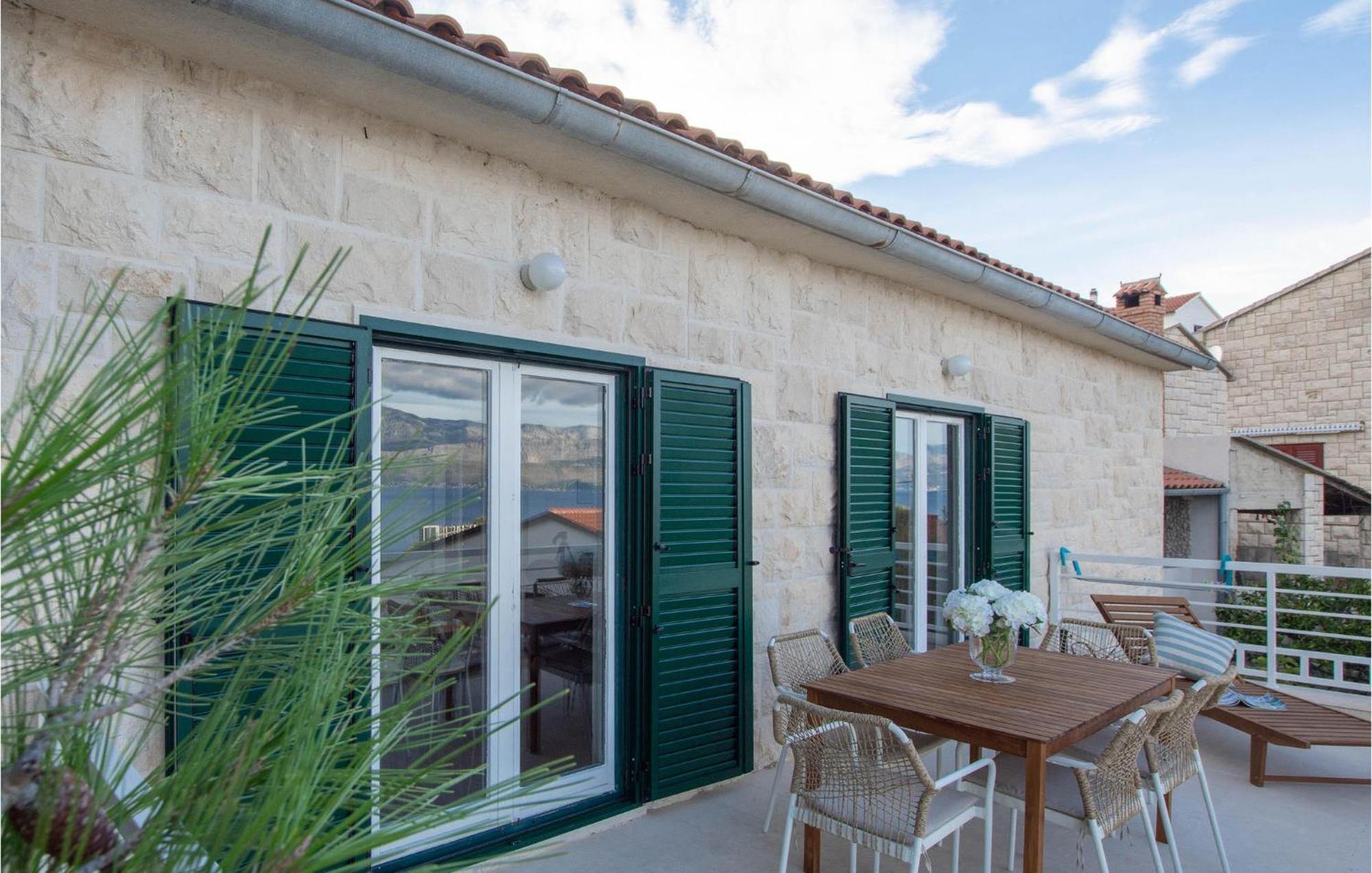 Cozy Home In Postira With Kitchen Exterior foto
